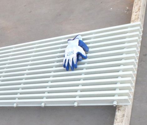 Στερεές και ανθεκτικές δομικές σχάρες από FRP που χρησιμοποιούνται για την υποστήριξη μεγάλων φορτίων